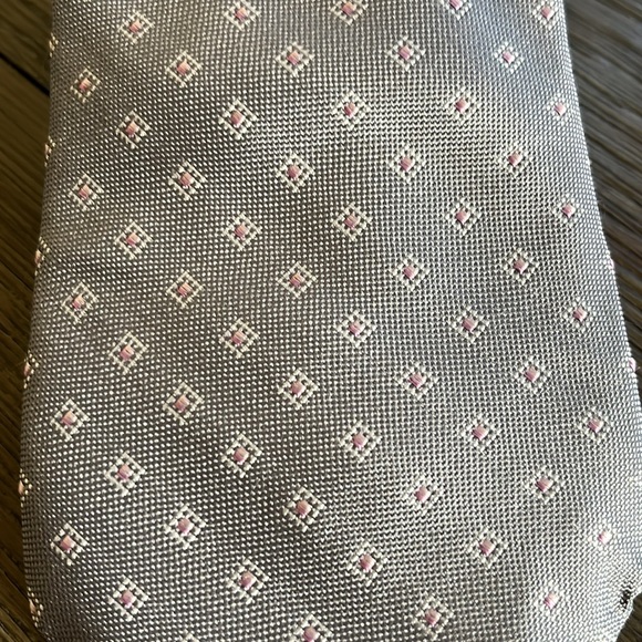 Michael Kors Gray with Light Pink Dotted Squares Print Silk Mens Tie - Picture 4 of 6